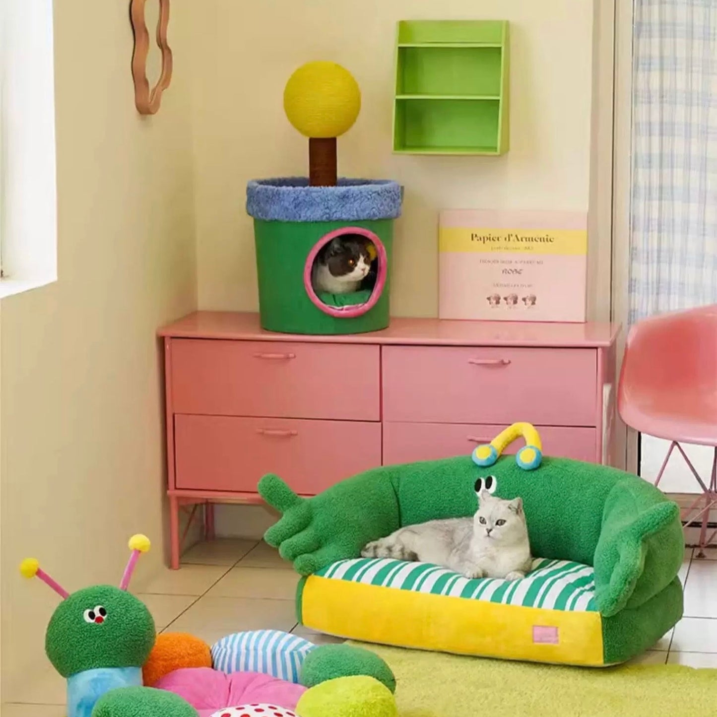 Zeze Cat Scratcher Bed with Scratching Post